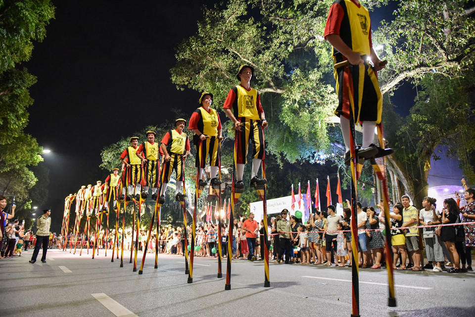 Dàn trai Tây đi cà kheo khuấy động phố đi bộ bên hồ Gươm